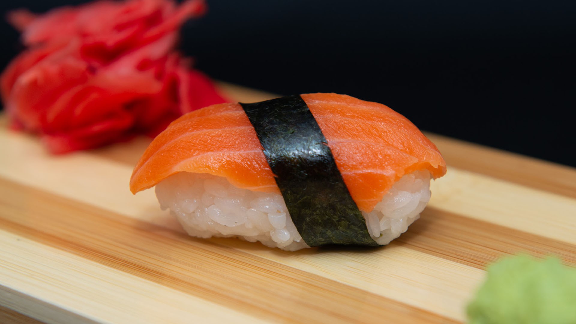 Суши со свежим лососем